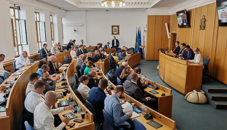 Средствата са за нови автобуси, тролеи и трамваи Средствата са за нови автобуси, тролеи и трамваи