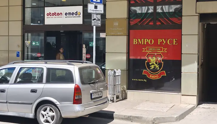 Вандали счупиха витрина на улица "Олимпи Панов" Вандали счупиха витрина на улица "Олимпи Панов"