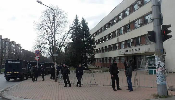 Съдебната палата в Кърджали е евакуирана за проверка Съдебната палата в Кърджали е евакуирана за проверка