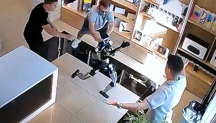Китайската машина модел Unitree G1 раздава ритници