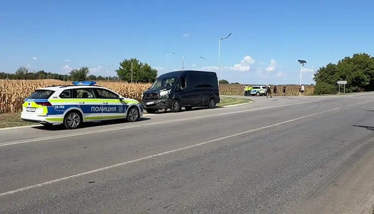 Три автомобила и пътнически бус се удариха на разклона за Сандрово