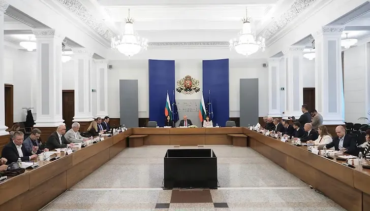 Социалните партньори разглеждат промени в Кодекса на труда Социалните партньори разглеждат промени в Кодекса на труда