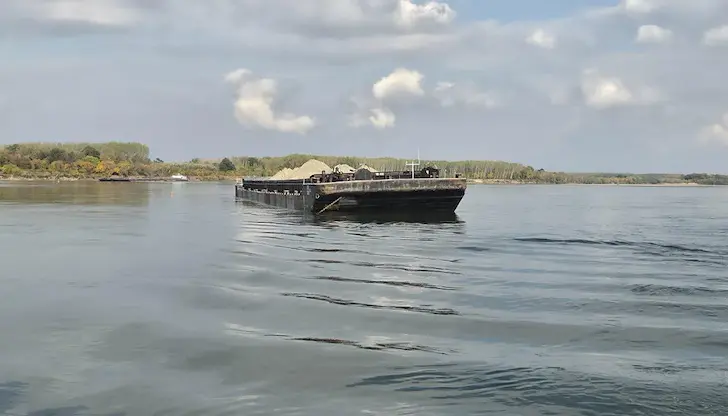 Кораб заседна край Корабия заради ниските нива на Дунав