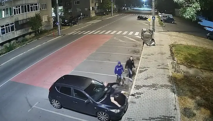 Охранителни камери запечата "геройствата" на трите момчета