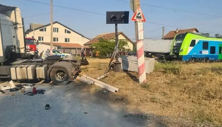 Движението на влаковете в района е напълно спряно Движението на влаковете в района е напълно спряно