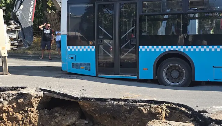 Задните гуми на превозното средство хлътнаха в дупка Задните гуми на превозното средство хлътнаха в дупка