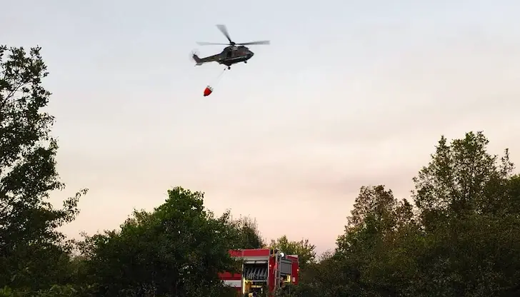 Машината помага на наземните екипи в труднодостъпния район Машината помага на наземните екипи в труднодостъпния район