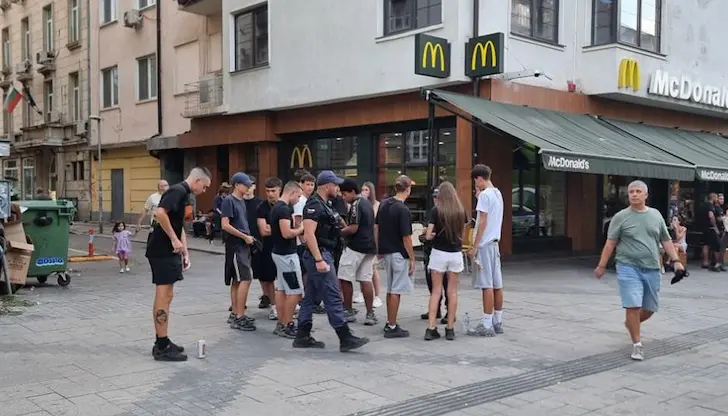 Органите на реда установяват самоличността на младежки групи Органите на реда установяват самоличността на младежки групи