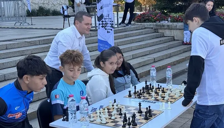 Масов шахматен сеанс в Русе насърчава логическите игри