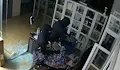 Маскирани мъже обраха за секунди магазин за телефони в София