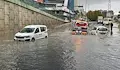 Граждани спасиха жена от удавяне при наводненията в Истанбул