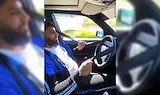 Мъж върти волана на автомобила си с предпазен колан