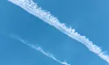 Метеоролози: Кондензационните следи от самолети ще останат видими до 10 октомври