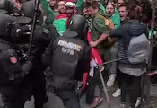 Полицията би с палки стачкуващи учители в Мадрид Полицията би с палки стачкуващи учители в Мадрид