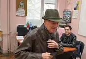 Членове на СИК в Русе аплодираха 98-годишен мъж при гласуването му