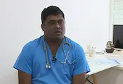 Индийски лекар лекува децата на Русе