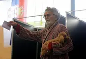 Избирател гласува по халат в Сърбия
