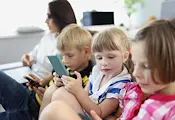ЕС отложи с година националните забрани за социални мрежи