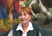 Нападнаха майката на Александър Вучич пред избирателна секция