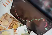 Еврото се срина до 17-месечно дъно