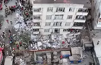 Срутване на жилищна сграда в Истанбул затрупа седем души