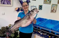 Уловиха 8-килограмов див лаврак в морето край Каварна