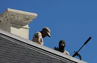Снайперисти следят посрещането на останките на цар Самуил