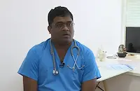 Индийски лекар лекува децата на Русе
