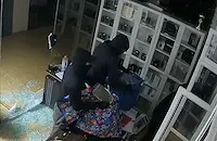 Маскирани мъже обраха за секунди магазин за телефони в София