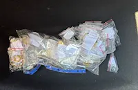 Митничари откриха тайник със златни бижута и диаманти