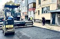Асфалтират улицата и редят тротоари пред блок „Верила“