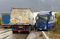 ТИР с отказали спирачки удари камион край Враца