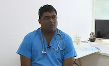 Индийски лекар лекува децата на Русе