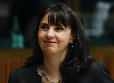 Министър Ефремова: Ще предложа МРЗ от 672,80 евро