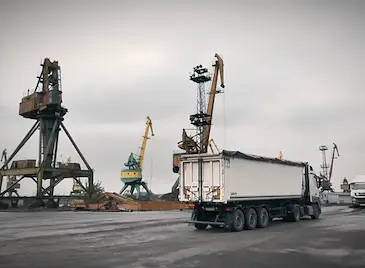 „Пристанищен комплекс - Русе“ блокира платени кранове за над 100 000 евро