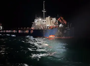Първи кадри от среднощната спасителна акция в Черно море