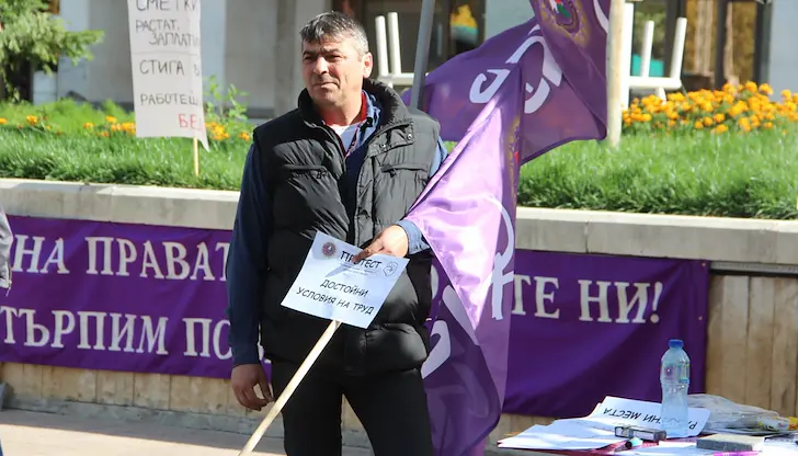 Протест на служители от 'Български пощи' и културни институции в Русе