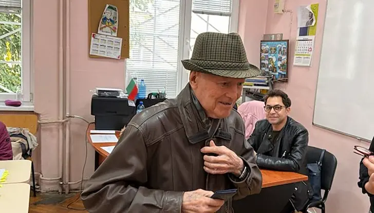 Избори в Русе: 98-годишен гласоподавател аплодиран