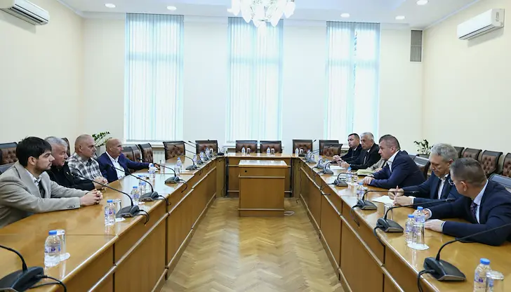 Държавата и превозвачите обсъдиха мерки срещу тапите по южната граница Държавата и превозвачите обсъдиха мерки срещу тапите по южната граница