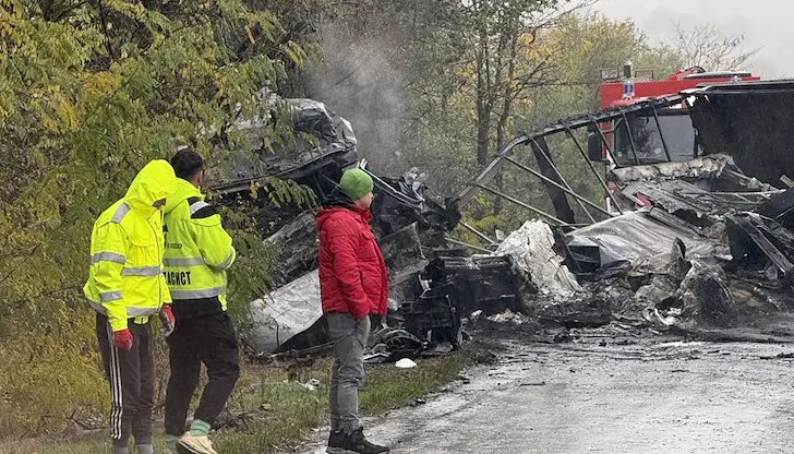Двама шофьори на ТИР-ове и мъж в лека кола загубиха живота си в сряда Двама шофьори на ТИР-ове и мъж в лека кола загубиха живота си в сряда