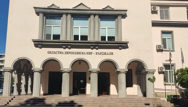 Полицията разследва 67-годишния мъж за документни престъпления Полицията разследва 67-годишния мъж за документни престъпления