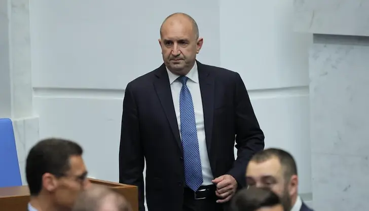 Министри и шефове на разузнаването влизат спешно в пленарната зала Министри и шефове на разузнаването влизат спешно в пленарната зала