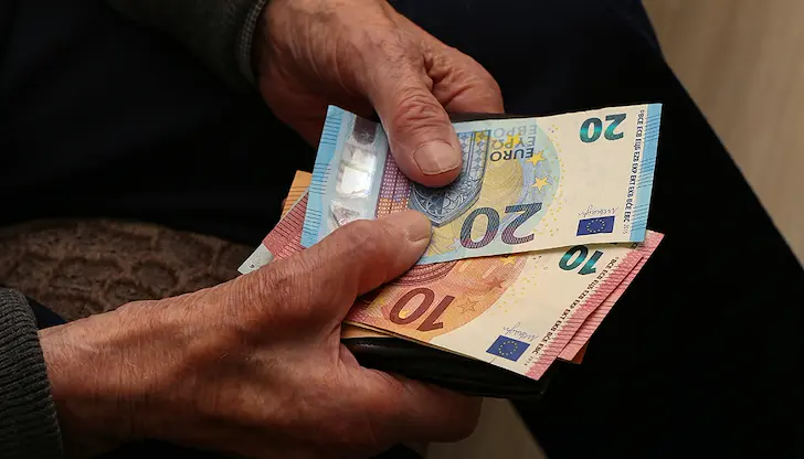 Данъчна секира заплашва да остави възрастните българи без дом Данъчна секира заплашва да остави възрастните българи без дом