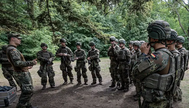 Германия глобява младежите за попълнени военни формуляри
