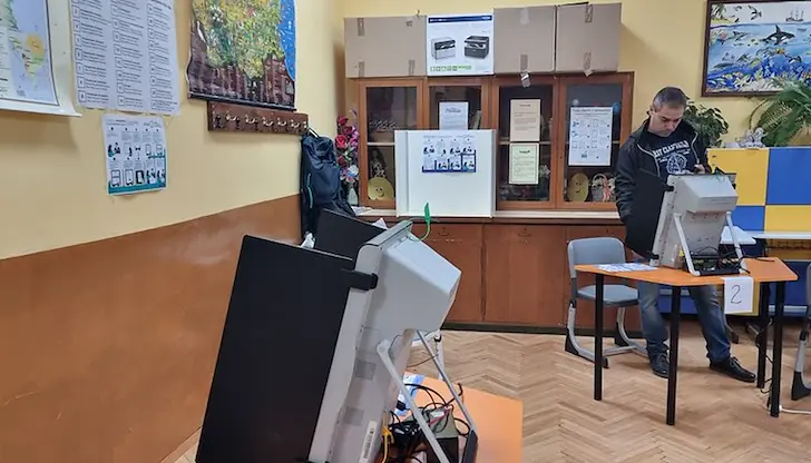 Българите избират президент и вицепрезидент измежду 27 двойки Българите избират президент и вицепрезидент измежду 27 двойки