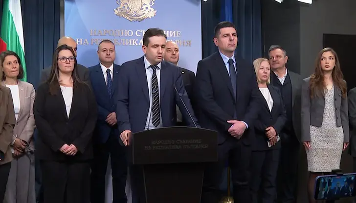 Божидар Божанов обвини опонентите си в кампания на страх за войната преди балотажа Божидар Божанов обвини опонентите си в кампания на страх за войната преди балотажа
