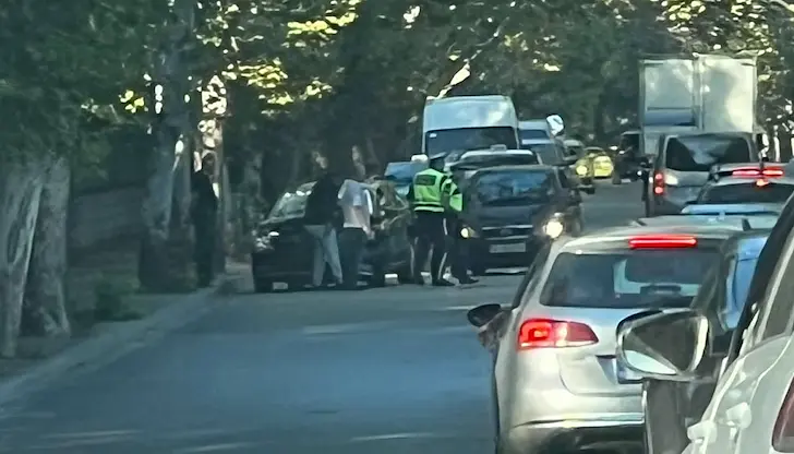 Катастрофа затрудни движението по улица „Чипровци“ в Русе