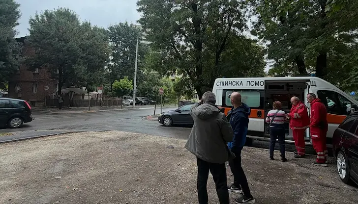 Кола блъсна баба и внуче на заличена пешеходна пътека в Русе