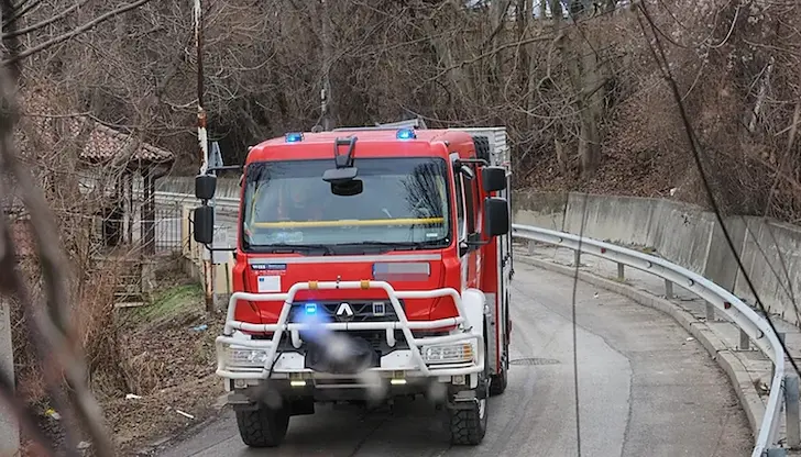 Жена с четириколка падна в отводнителен канал във Ветово