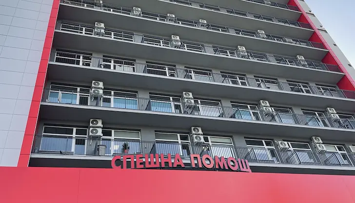 Родителите обвиняват лекарите в двучасово забавяне на приема Родителите обвиняват лекарите в двучасово забавяне на приема